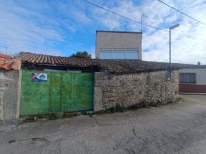 Casa de pueblo con amplio espacio exterior en Gallegos de Solmirón (Salamanca)