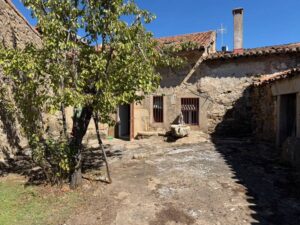 Casa de pueblo con patio en El Hoyo – La Horcajada (Ávila)