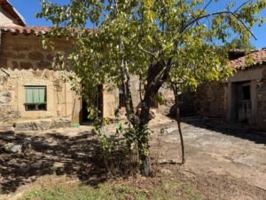 Casa de pueblo con patio en El Hoyo – La Horcajada (Ávila)