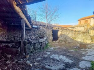 Casa de pueblo con amplio espacio exterior en Gallegos de Solmirón (Salamanca)