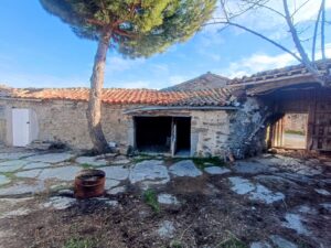 Casa de pueblo con amplio espacio exterior en Gallegos de Solmirón (Salamanca)