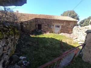 Casa de pueblo a rehabilitar con patio en Vallehondo