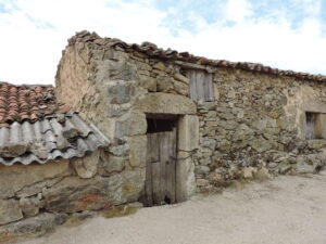 Almacén de piedra para rehabilitar en El Nogal (Santiago del Collado)