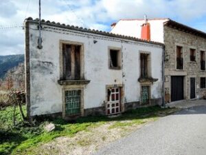 Casa de pueblo para reformar con amplio terreno y vistas a la Sierra de Gredos en Navalonguilla
