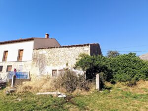 Casa de pueblo para reformar con amplio terreno y vistas a la Sierra de Gredos en Navalonguilla