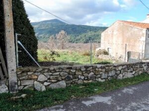 Casa de pueblo para reformar con amplio terreno y vistas a la Sierra de Gredos en Navalonguilla