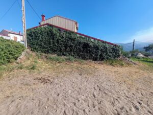 Casa de pueblo para reformar con amplio terreno y vistas a la Sierra de Gredos en Navalonguilla