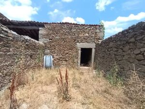 Pajar de piedra con corral y teña en El Losar del Barco