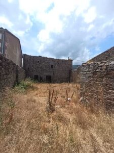 Pajar de piedra con corral y teña en El Losar del Barco