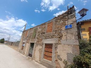 Pajar de piedra con corral y teña en El Losar del Barco
