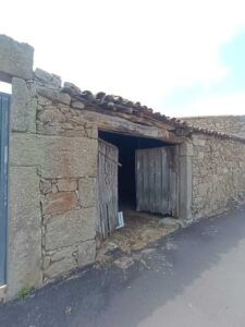 Pajar de piedra con corral y teña en El Losar del Barco