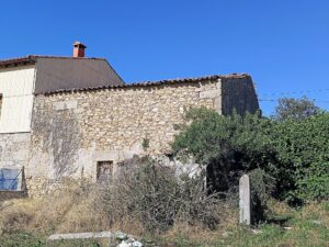 Casa de pueblo para reformar con amplio terreno y vistas a la Sierra de Gredos en Navalonguilla