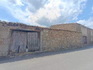 Pajar de piedra con corral y teña en El Losar del Barco