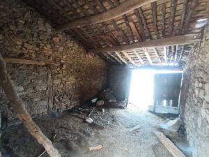 Pajar de piedra con corral y teña en El Losar del Barco