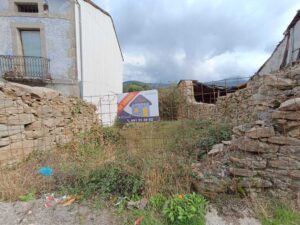 Se vende magnífico solar urbano de 134 metros cuadrados situado en una ubicación privilegiada, justo a la entrada del municipio de Solana de Ávila. Este terreno representa una oportunidad excepcional para quienes buscan construir una vivienda a medida en un entorno natural envidiable, con la comodidad de un acceso rápido y directo desde la carretera principal. En el pasado, la propiedad albergó un antiguo almacén, pero actualmente se encuentra completamente libre de edificaciones. Al estar el suelo totalmente despejado y limpio, el comprador se ahorra costes de demolición y desescombro, pudiendo iniciar el proceso de diseño y construcción de manera inmediata. Su morfología permite aprovechar al máximo el espacio para proyectar una vivienda unifamiliar con el encanto típico de la zona. Al estar calificado como suelo urbano, el solar cuenta con la ventaja de tener acceso directo a todas las tomas de suministros básicos (agua potable, red eléctrica y saneamiento) a pie de parcela. Esto simplifica enormemente los trámites técnicos y de obra, garantizando que la futura edificación disponga de todas las comodidades modernas en el corazón de la provincia de Ávila. Vivir o invertir en Solana de Ávila significa apostar por la calidad de vida que ofrece la Sierra de Gredos. Su ubicación estratégica a la entrada del pueblo no solo facilita la logística diaria, sino que también ofrece un lienzo en blanco para crear un refugio de montaña o una casa de turismo rural en una de las zonas más auténticas y tranquilas de la región.