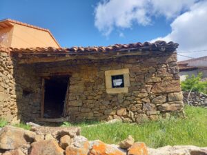 Casa de ganado con patio en Ortigosa de Tormes