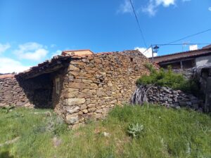 Casa de ganado con patio en Ortigosa de Tormes