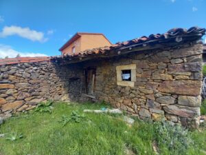 Casa de ganado con patio en Ortigosa de Tormes