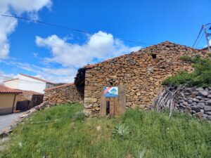 Casa de ganado con patio en Ortigosa de Tormes