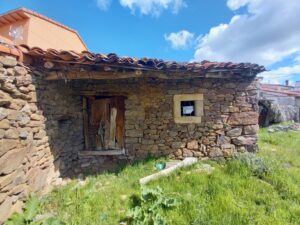 Casa de ganado con patio en Ortigosa de Tormes