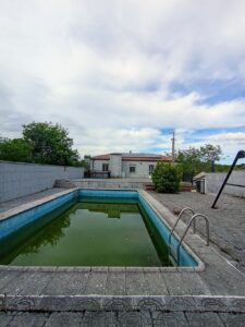 Finca con vivienda y piscina en Sanchotello
