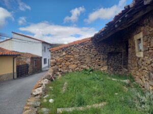 Casa de ganado con patio en Ortigosa de Tormes