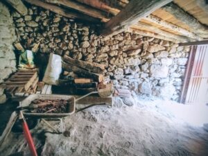 Casa de pueblo y leñera en Valdelaguna
