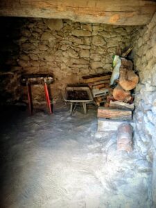 Casa de pueblo y leñera en Valdelaguna