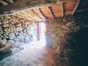 Casa de pueblo y leñera en Valdelaguna