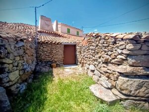 Casa de pueblo y leñera en Valdelaguna