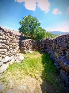Casa de pueblo y leñera en Valdelaguna