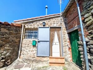 Casa de pueblo y leñera en Valdelaguna