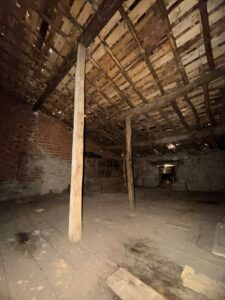 CASA TRADICIONAL CON ALMACÉN ANEXO EN NAVA DEL BARCO