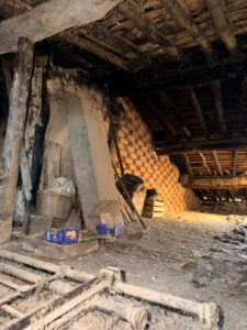 CASA TRADICIONAL CON ALMACÉN ANEXO EN NAVA DEL BARCO