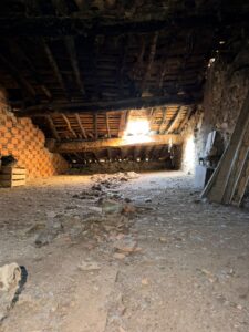 CASA TRADICIONAL CON ALMACÉN ANEXO EN NAVA DEL BARCO