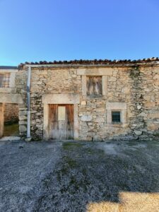 CASA TRADICIONAL CON ALMACÉN ANEXO EN NAVA DEL BARCO