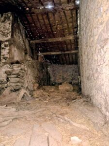 CASA TRADICIONAL CON ALMACÉN ANEXO EN NAVA DEL BARCO