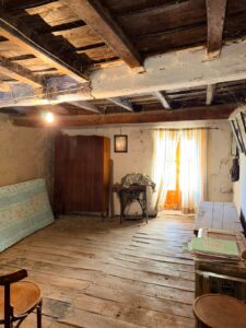 CASA TRADICIONAL CON ALMACÉN ANEXO EN NAVA DEL BARCO