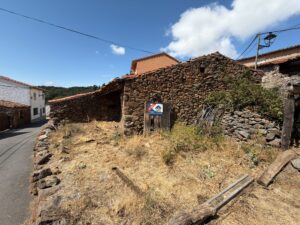 Casa de ganado de piedra con patio y vistas a la Sierra en Ortigosa de Tormes