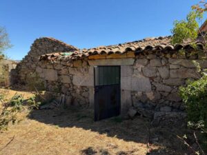 CASA DE PUEBLO PARA REFORMAR CON PATIO EN VILLAR DE CORNEJA (ÁVILA)