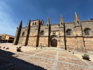 CASA DE PIEDRA CON PATIO Y GRANDES POSIBILIDADES EN BONILLA DE LA SIERRA, ÁVILA