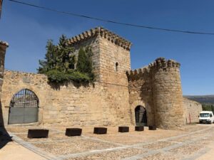 CASA DE PIEDRA CON PATIO Y GRANDES POSIBILIDADES EN BONILLA DE LA SIERRA, ÁVILA