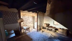 CASA DE PIEDRA CON PATIO Y GRANDES POSIBILIDADES EN BONILLA DE LA SIERRA, ÁVILA