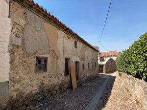 CASA DE PIEDRA CON PATIO Y GRANDES POSIBILIDADES EN BONILLA DE LA SIERRA, ÁVILA