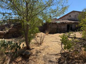 CASA DE PUEBLO PARA REFORMAR CON PATIO EN VILLAR DE CORNEJA (ÁVILA)