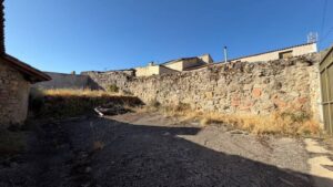 CASA DE PIEDRA CON PATIO Y GRANDES POSIBILIDADES EN BONILLA DE LA SIERRA, ÁVILA