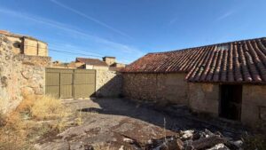 CASA DE PIEDRA CON PATIO Y GRANDES POSIBILIDADES EN BONILLA DE LA SIERRA, ÁVILA