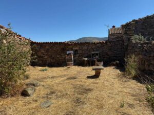 CASA DE PUEBLO PARA REFORMAR CON PATIO EN VILLAR DE CORNEJA (ÁVILA)