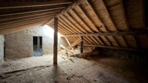 CASA DE PIEDRA CON PATIO Y GRANDES POSIBILIDADES EN BONILLA DE LA SIERRA, ÁVILA