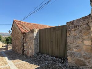 CASA DE PIEDRA CON PATIO Y GRANDES POSIBILIDADES EN BONILLA DE LA SIERRA, ÁVILA